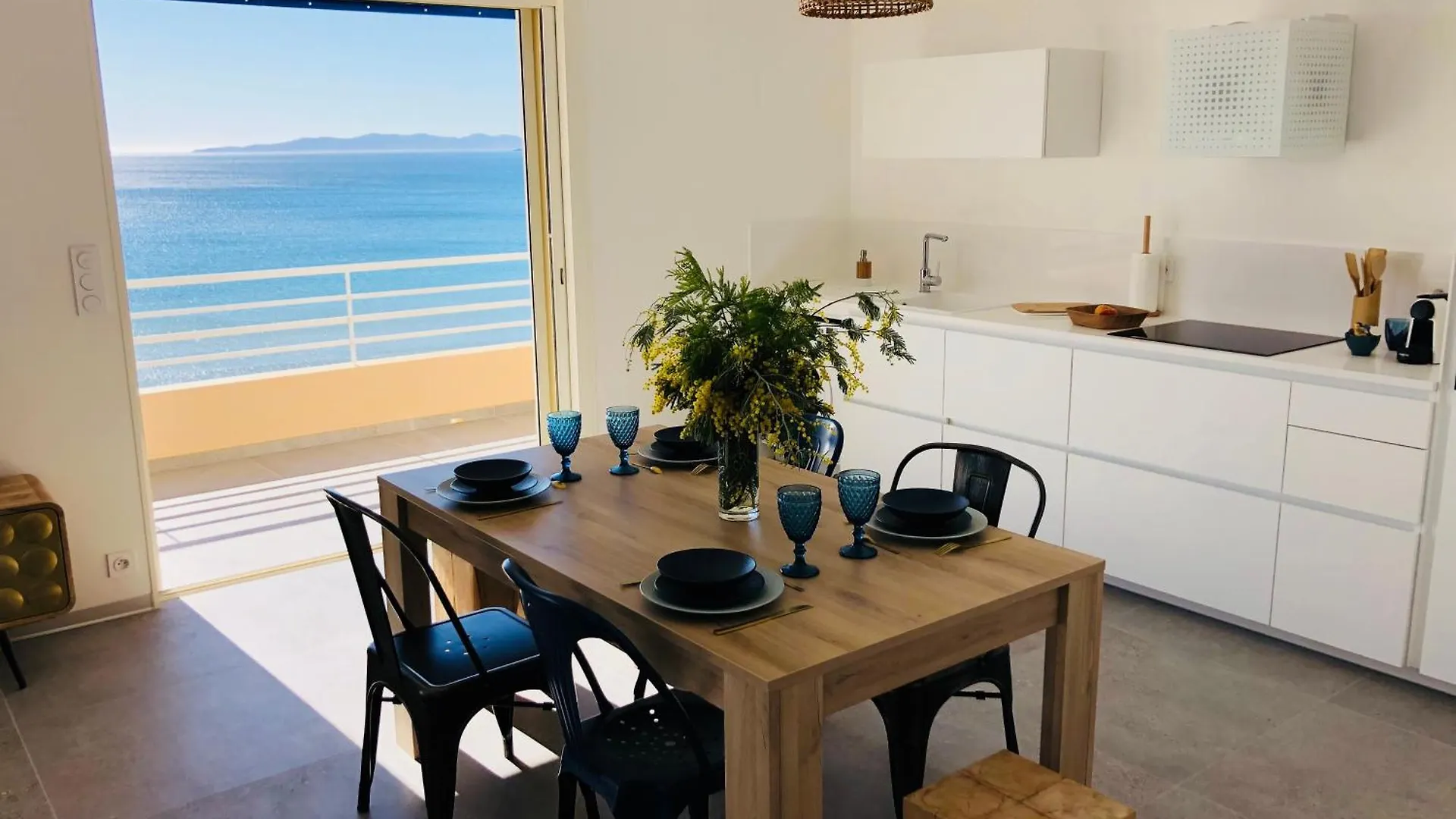 아파트 T3 Front De Mer Dernier Etage Vue Mer Petit Havre De Paix Pour Vos Vacances Emplacement Unique Vue Mer Panoramique A 180 Degres Pour Ce T3 En Face De La Plage Front De Mer Vue Sur Les Iles 5 Et Dernier Etage Avec Ascenseur 르 라방두